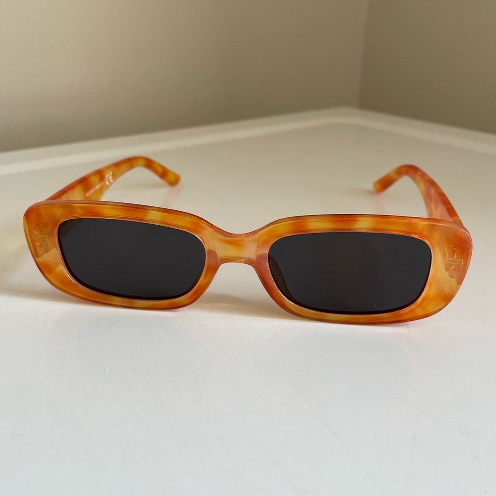 High Fashion Rectangular Sunglasses.